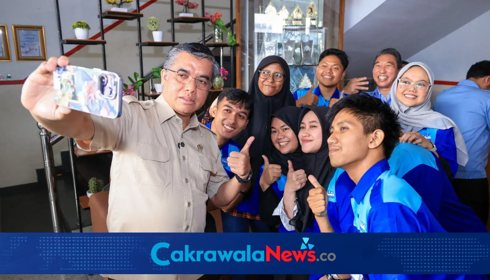 Menteri Ketenagakerjaan Yassierli Tinjau Program Magang Nasional di PT Adyawinsa Electrical and Power