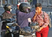 Orang-tua-siswa-saat-mengantar-sekolah