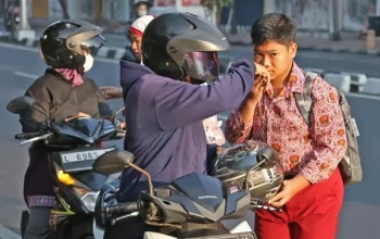 Orang-tua-siswa-saat-mengantar-sekolah