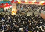 Pagar pintu masuk Panggung Hiburan Rakyat di THR Surabaya roboh akibat massa memaksa masuk.
