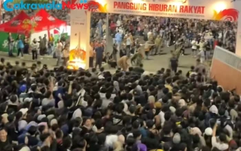 Pagar pintu masuk Panggung Hiburan Rakyat di THR Surabaya roboh akibat massa memaksa masuk.