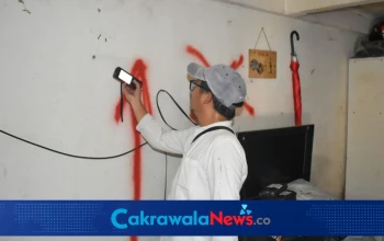 Penandaan bangunan di Morokrembangan untuk normalisasi Sungai Kalianak.