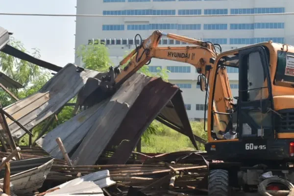 Lahan untuk Pengembangan RSUD Eka Candrarini Dibersihkan, Lima Bangunan Liar Ditertibkan