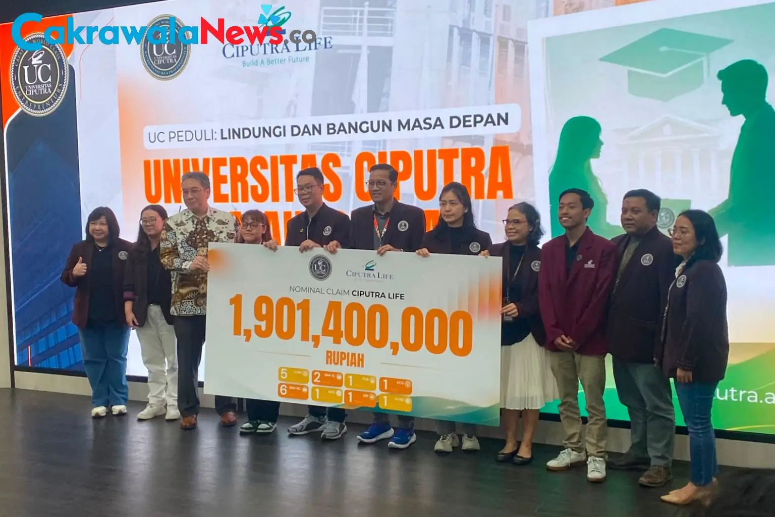 Penyerahan-perlindungan-pendidikan-senilai-Rp1.901.400.000-dari-Ciputra-Life-untuk-Universitas-Ciputra