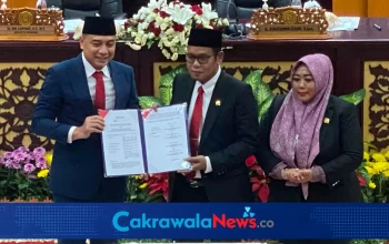 Penyetujuan Raperda APBD 2025 pada Rapat Paripurna di Gedung DPRD Surabaya.