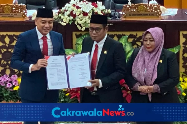 Fokus Pembangunan Tuntas dan Terarah, Pemkot dan DPRD Surabaya Ketok Palu Raperda APBD 2025