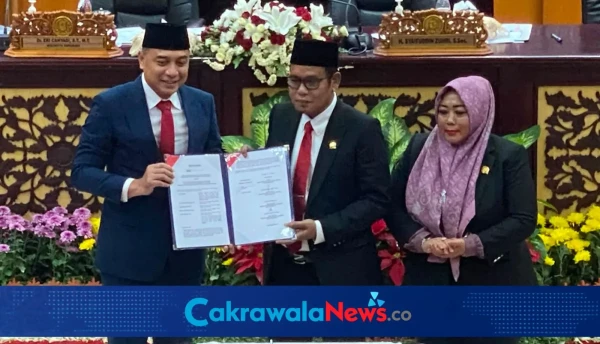 Penyetujuan Raperda APBD 2025 pada Rapat Paripurna di Gedung DPRD Surabaya.