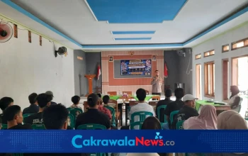 Personel Polsek Margasari memberikan sosialisasi Desa Bebas Narkoba kepada warga di Gedung Pertemuan Desa Dukuh Tengah, Kecamatan Margasari, Kabupaten Tegal,