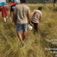 Personel-Polsek-Margasari-Polres-Tegal-Bersama-Tim-INAFIS-Melakukan-Evakuasi-Lansia-yang-Ditemukan-Meninggal-Dunia-di-Area-Persawahan-Desa-Margasari-Kabupaten-Tegal