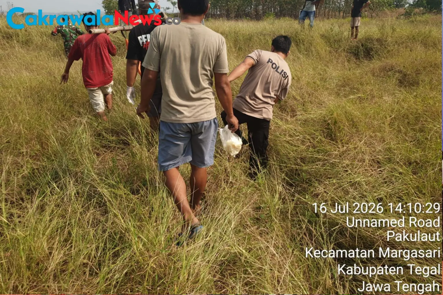 Personel-Polsek-Margasari-Polres-Tegal-Bersama-Tim-INAFIS-Melakukan-Evakuasi-Lansia-yang-Ditemukan-Meninggal-Dunia-di-Area-Persawahan-Desa-Margasari-Kabupaten-Tegal