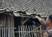 petugas menunjukkan lokasi peluru nyasar