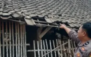 petugas menunjukkan lokasi peluru nyasar
