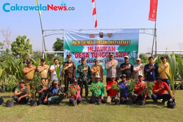 Kolaborasi Polisi dan Warga, Polres Kendal Gelar Gerakan Penghijauan di Tunggulsari