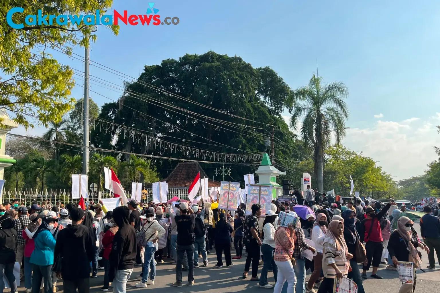 Polres-Tegal-mengamankan-aksi-damai-Forum-Masyarakat-Tegal-Bersatu-di-Alun-alun-Hanggawana-Slawi-dengan-pendekatan-humanis-profesional-untuk-menjaga-kegiatan-berjalan-aman-tertib-dan-kondusif