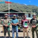 Satgas-Yonif-407-PK-Bagikan-Sepatu-Bola-dan-Jersey-untuk-Pemuda-Distrik-Oksamol-Sambut-HUT-RI-81