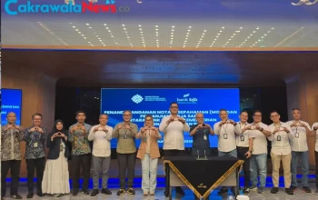 Sekretaris-Jenderal-Kemnaker-Cris-Kuntadi-dan-Direktur-Utama-bank-bjb-Ayi-Subarna