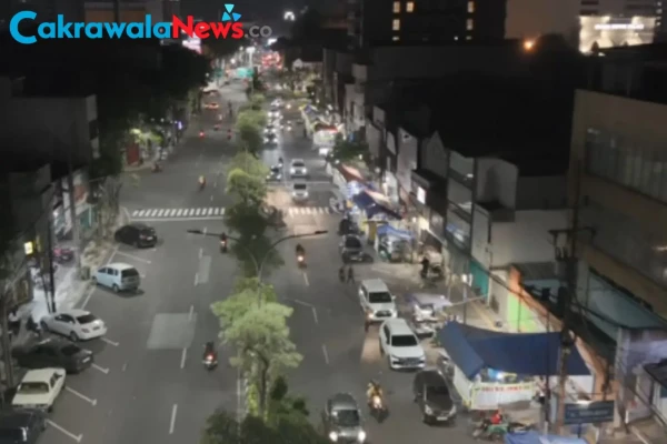 Meskipun Kantongi SK Resmi, Wali Kota Eri Tegaskan Pedagang Kuliner Malam Kedungdoro dan Genteng Wajib Patuh Aturan