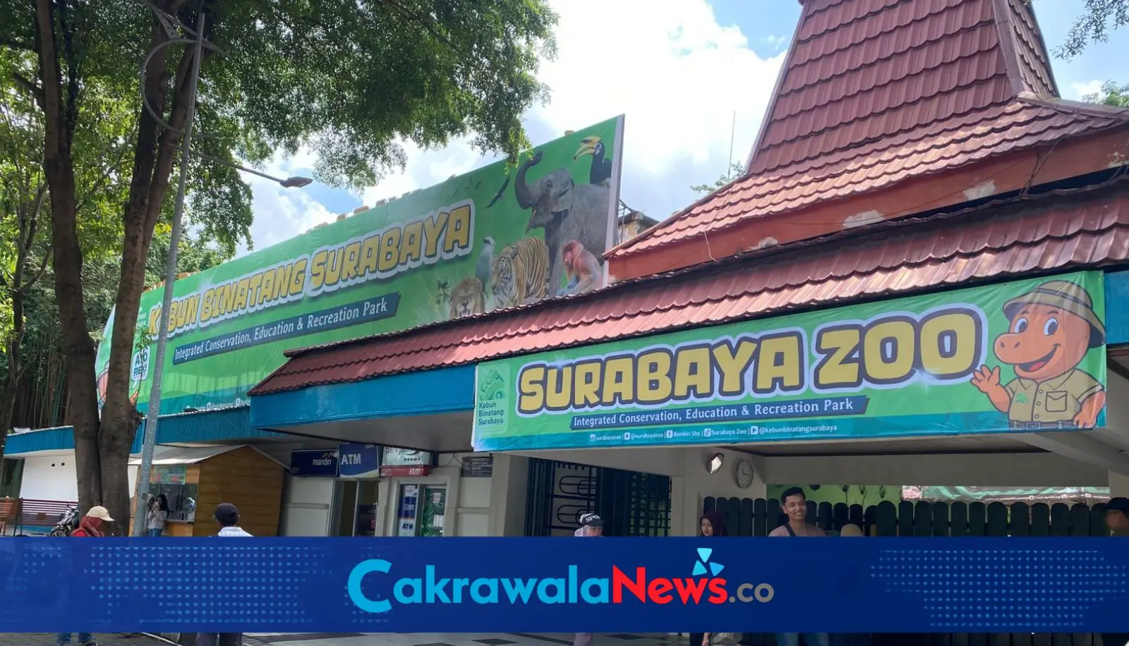 Suasana Kebun Binatang Surabaya.
