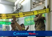 Surabaya, CakrawalaNews.co - Pemerintah Kota (Pemkot) Surabaya mengambil langkah tegas terhadap penyelenggaraan parkir tak berizin. Sebanyak 250 titik parkir usaha di berbagai wilayah Surabaya resmi disegel karena belum men