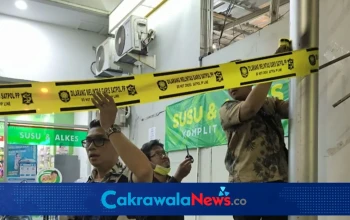 Surabaya, CakrawalaNews.co - Pemerintah Kota (Pemkot) Surabaya mengambil langkah tegas terhadap penyelenggaraan parkir tak berizin. Sebanyak 250 titik parkir usaha di berbagai wilayah Surabaya resmi disegel karena belum men