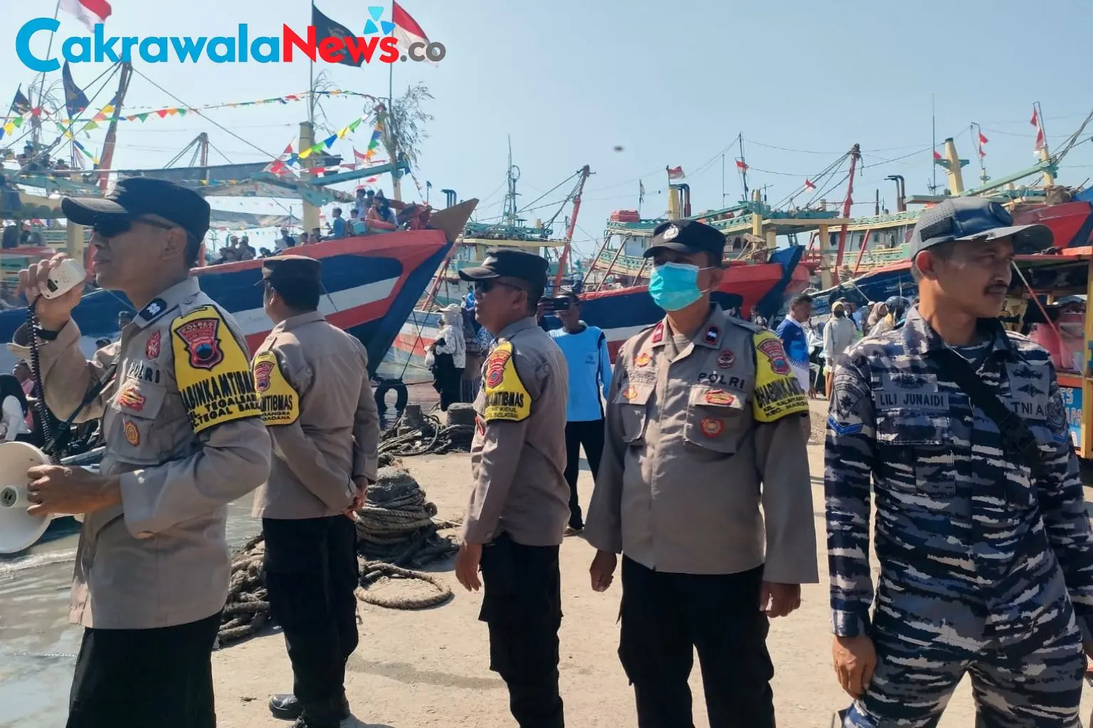 Tradisi Sedekah Laut Nelayan Kota Tegal Berlangsung Khidmat dengan Pengamanan Ratusan Personel saat Prosesi Larung Saji di Laut Jawa
