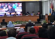 Wakil-Ketua-DPRD-Surabaya-Arif-Fathoni-saat-menghadiri-sidang-promosi-doktor-Sekretaris-Kelurahan-di-lingkungan-Pemerintah-Kota-Surabaya-Hari-Gunawan-di-Universitas-Airlangga-Selasa-14-07-2026