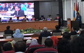 Wakil-Ketua-DPRD-Surabaya-Arif-Fathoni-saat-menghadiri-sidang-promosi-doktor-Sekretaris-Kelurahan-di-lingkungan-Pemerintah-Kota-Surabaya-Hari-Gunawan-di-Universitas-Airlangga-Selasa-14-07-2026