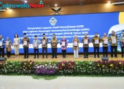 Wakil-Menteri-Ketenagakerjaan-Afriansyah-Noor-Menerima-Laporan-Hasil-Pemeriksaan-BPK-atas-Laporan-Keuangan-Kemnaker-Tahun-2025
