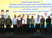 Wali Kota Surabaya Eri Cahyadi menerima simbolis penetapan Program Perwalian Anak Terintegrasi dari Kejati Jawa Timur untuk 75 anak di Surabaya.