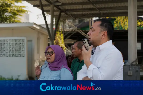 Wali Kota Surabaya Eri Cahyadi meninjau SWK Kalijudan setelah menerima laporan dugaan pungutan liar melalui hotline Lapor Cak Eri.