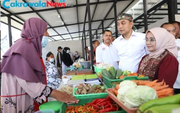 Wali-Kota-Surabaya-Eri-Cahyadi-saat-meninjau-pasar-tradisional