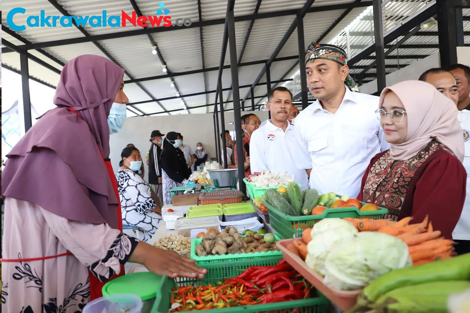 Wali-Kota-Surabaya-Eri-Cahyadi-saat-meninjau-pasar-tradisional