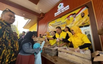 Dukung Peternak, Cak Hadi Borong 200 Kg Telur dan Bagikan Gratis ke Warga di Kediri
