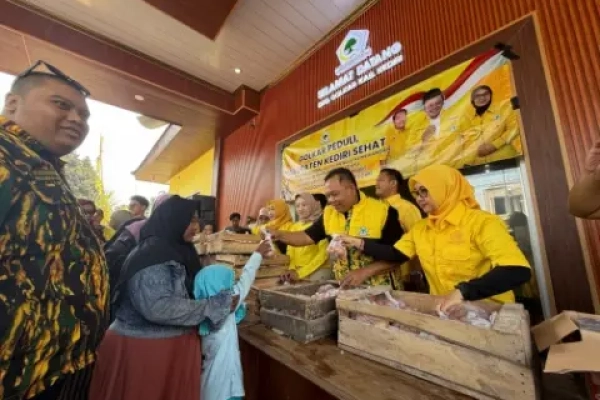 Dukung Peternak, Cak Hadi Borong 200 Kg Telur dan Bagikan Gratis ke Warga di Kediri