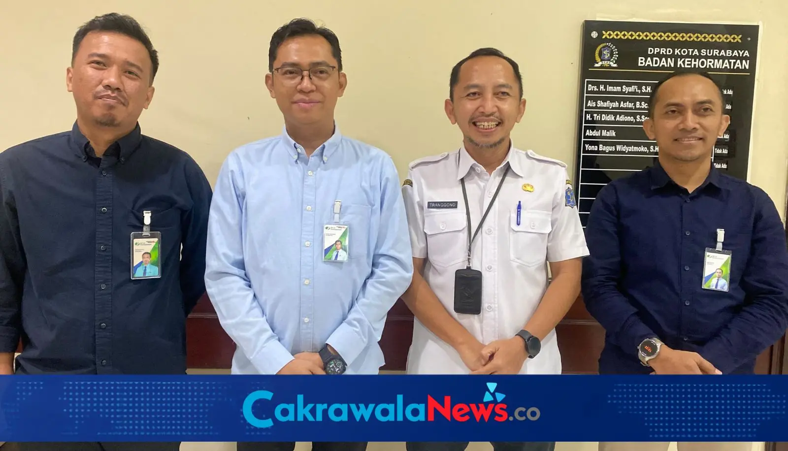 (Baju Putih) Hubungan Industrial, Syarat Kerja dan Jamsostek Disperinaker Surabaya Tranggono Wahyu Wibowo saat datang di Rapat Pansus Tenaga Kerja.