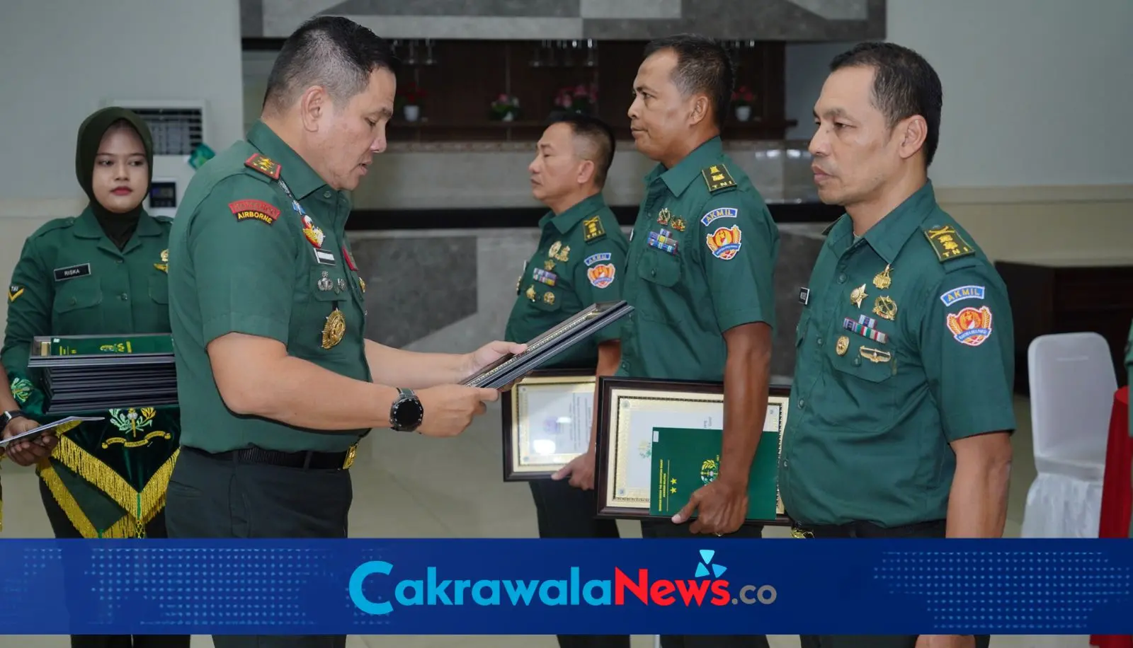 Gubernur Akmil Beri Penghargaan Gumil Pelatih dan Pengasuh Terbaik