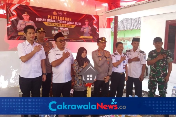 Penyerahan Kunci Rumah Siti Aminah Hasil Rehab Wujud Kepedulian Polri Untuk Masyarakat