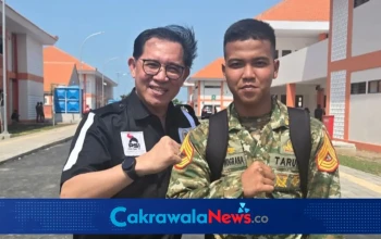(Kiri) Anggota Komisi D DPRD Kota Surabaya, dr. Michael Leksodimulyo, MBA., M.Kes., dengan salah satu pembina di Sekolah Rakyat.