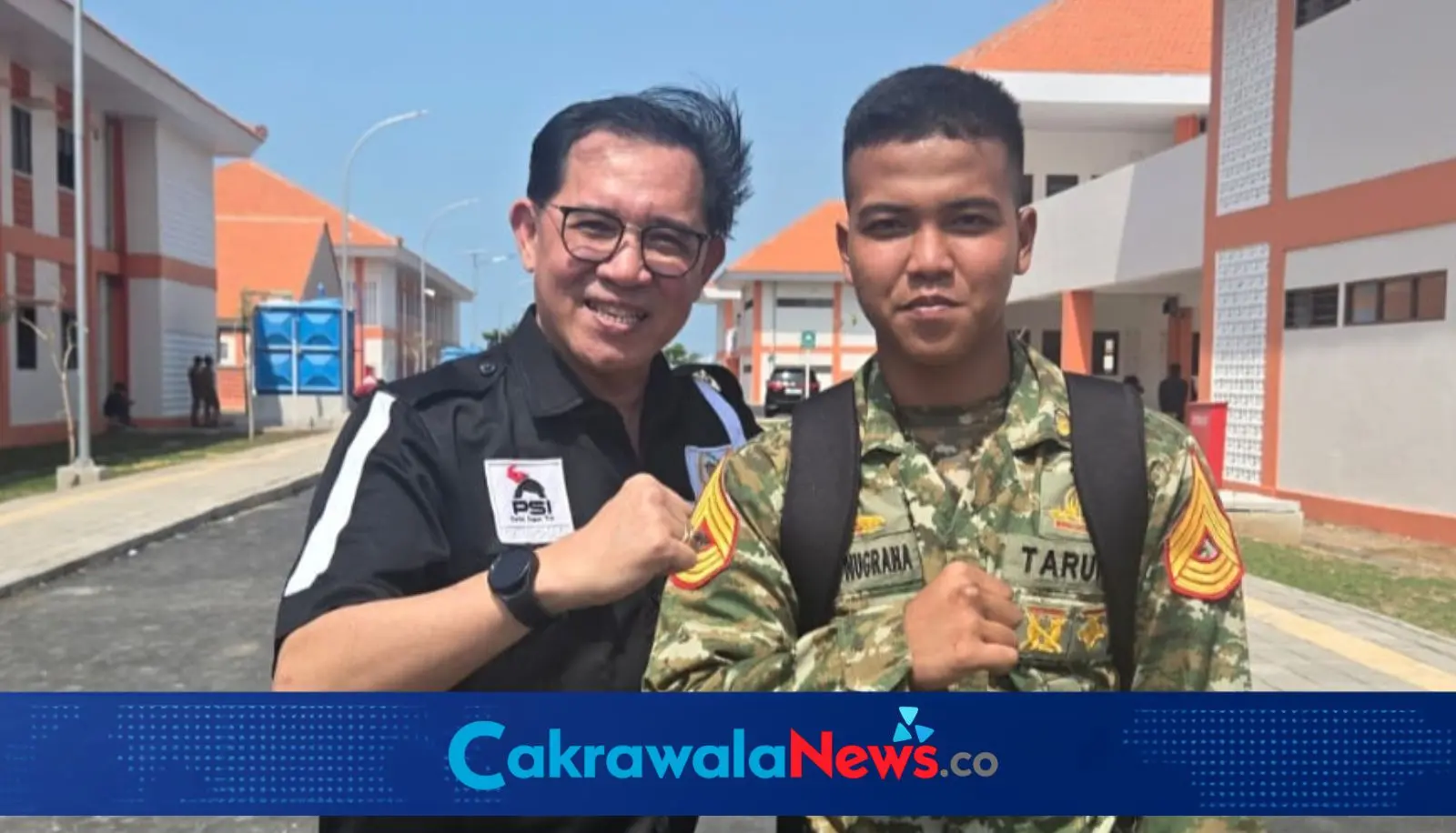 (Kiri) Anggota Komisi D DPRD Kota Surabaya, dr. Michael Leksodimulyo, MBA., M.Kes., dengan salah satu pembina di Sekolah Rakyat.