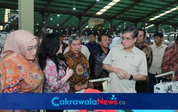 Menteri Ketenagakerjaan Yassierli meninjau aktivitas pekerja penyandang disabilitas di PT Pan Brothers Tbk Boyolali sebagai bagian dari penguatan komitmen dunia kerja yang inklusif.
