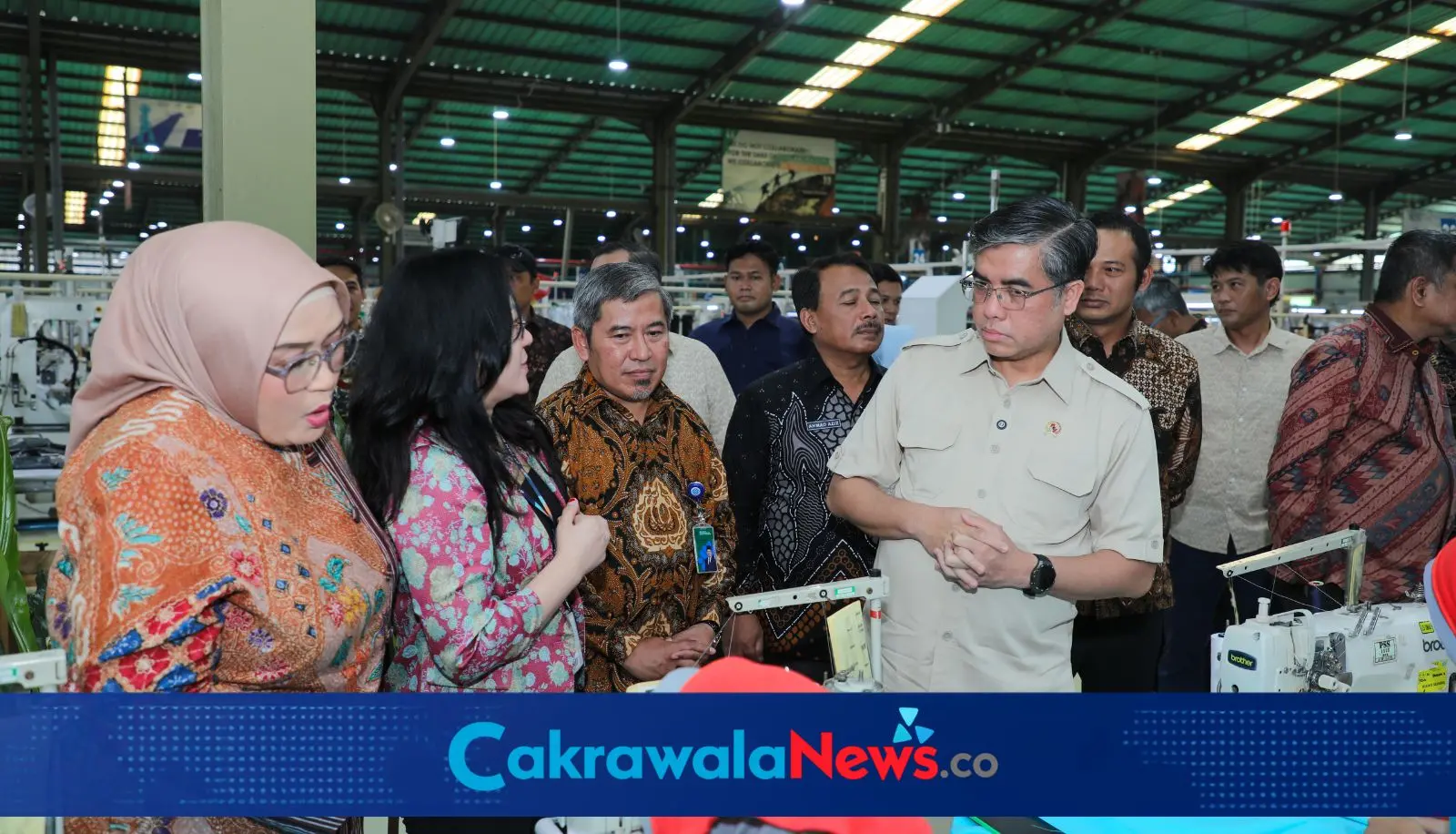 Menteri Ketenagakerjaan Yassierli meninjau aktivitas pekerja penyandang disabilitas di PT Pan Brothers Tbk Boyolali sebagai bagian dari penguatan komitmen dunia kerja yang inklusif.
