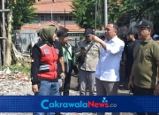 Penertiban sampah di TPA Benowo.