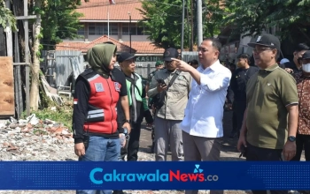 Penertiban sampah di TPA Benowo.