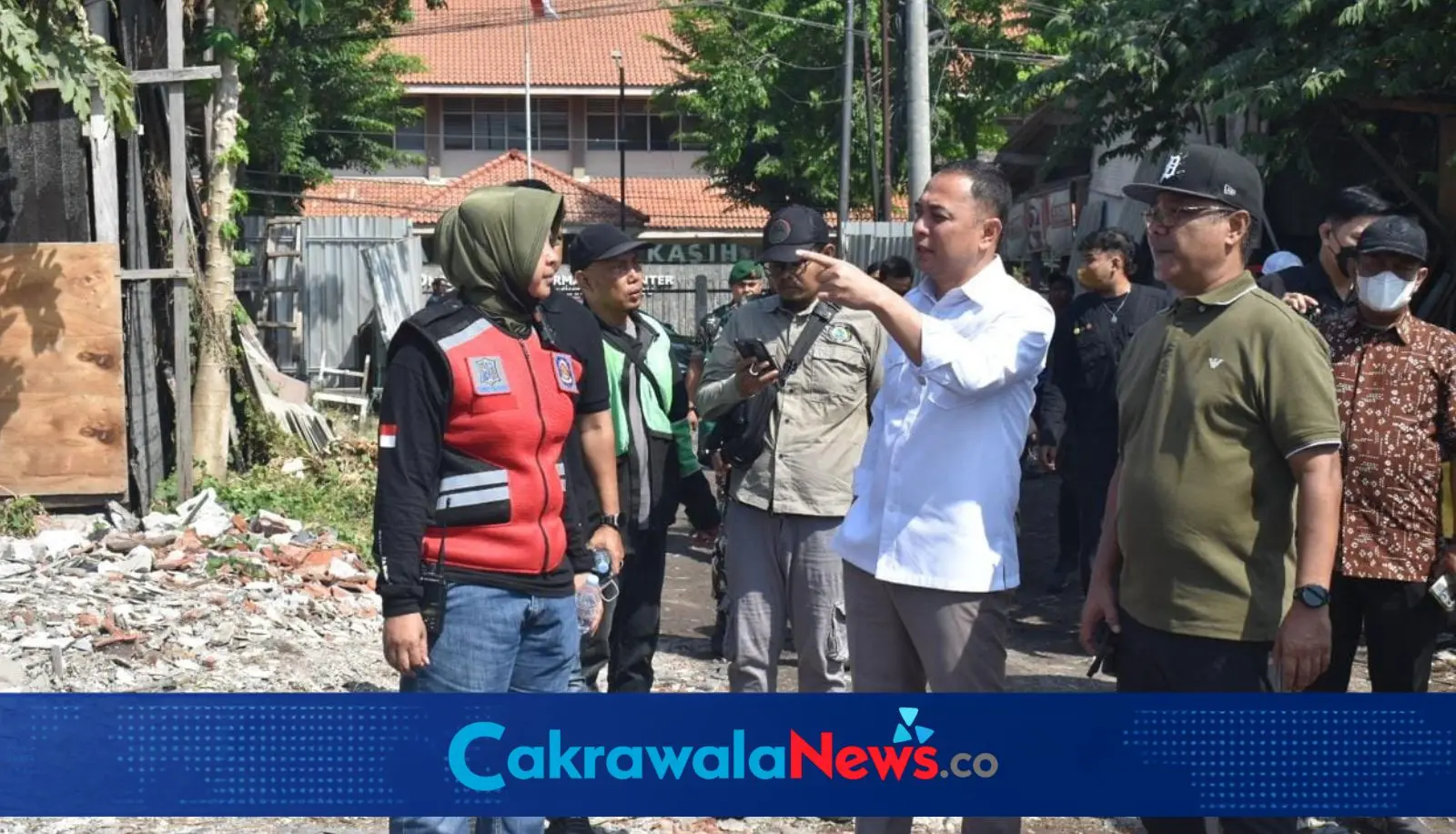 Penertiban sampah di TPA Benowo.