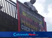 Penurunan Spanduk Habib Rizieq Shihab di Bojong Tegal