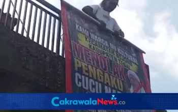 Penurunan Spanduk Habib Rizieq Shihab di Bojong Tegal