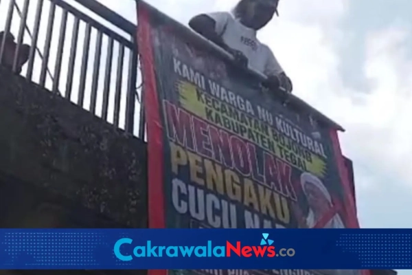 Penurunan Spanduk Habib Rizieq Shihab Berlangsung Kondusif