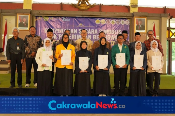 Perkuat Investasi Pendidikan, Pemkab Tegal Salurkan Beasiswa Sadesa kepada 362 Mahasiswa