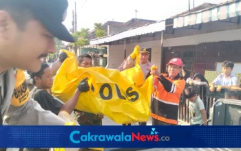 Personel Polsek Dukuhturi bersama petugas pemadam kebakaran melakukan penanganan kebakaran rumah di Desa Pekauman Kulon Kecamatan Dukuhturi Kabupaten Tegal