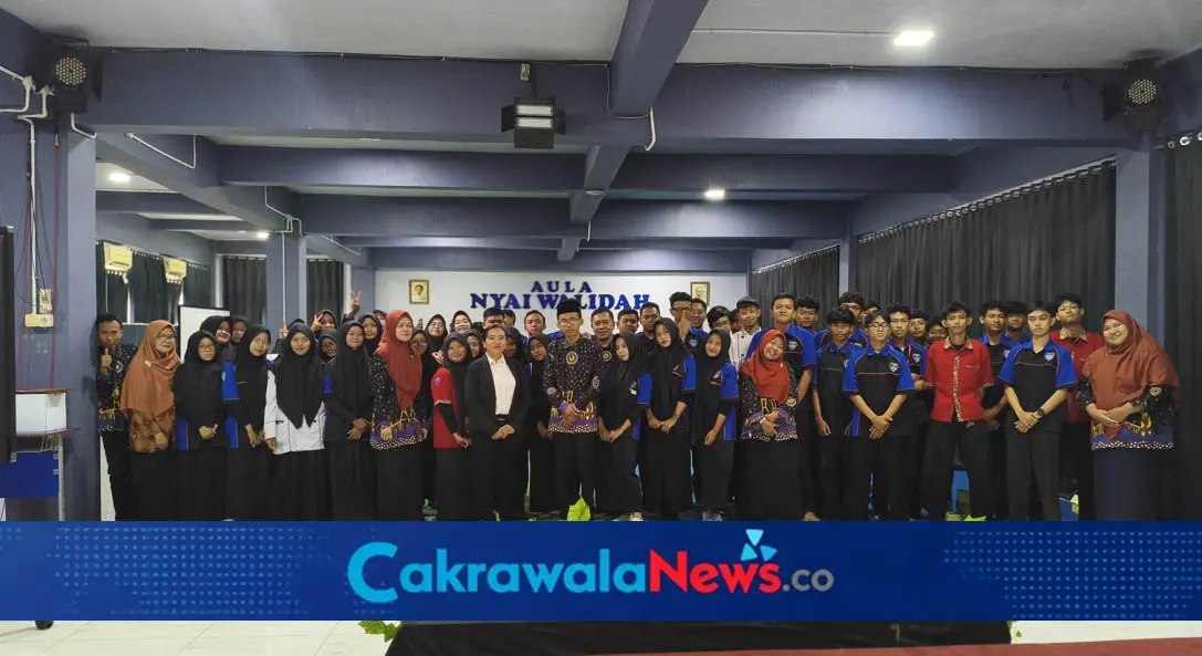 Peserta Prakerin SMK Muhammadiyah 2 Surabaya berfoto bersama seusai pembekalan dunia industri